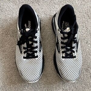 Women’s Brooks Adrenaline GTS size 8